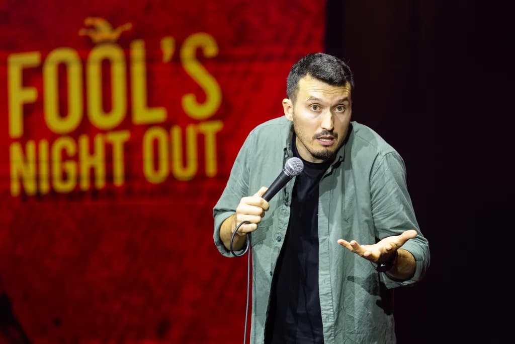„Au fost localuri care au refuzat colaborarea din cauza subiectelor politice" – Interviu cu Florin Serghei, comediantul care îndră­znește să facă mișto de politică
